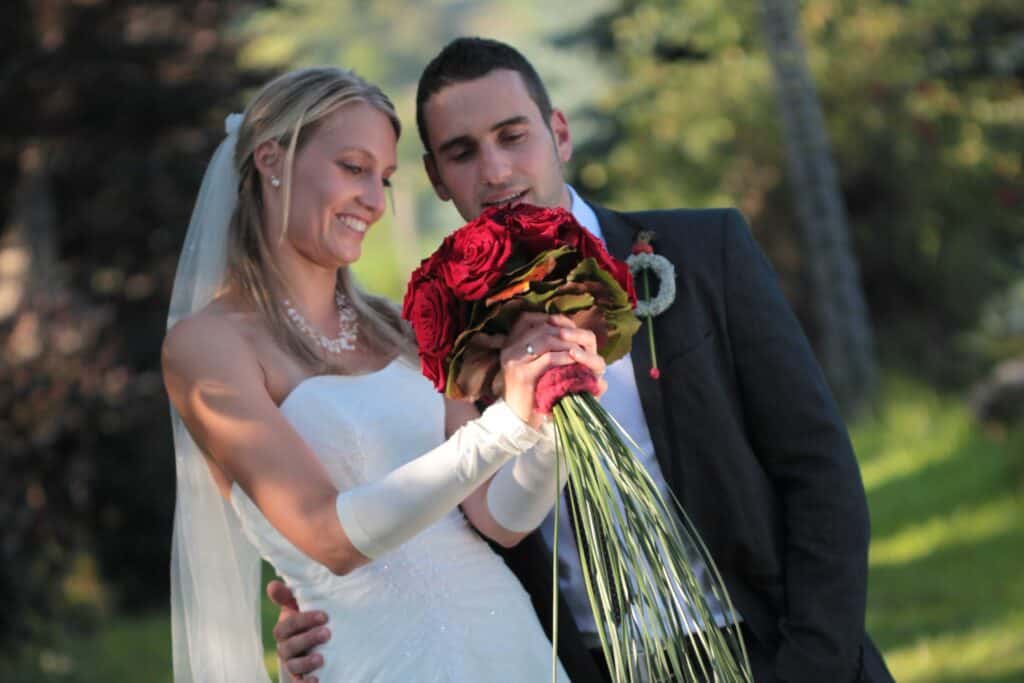Brautpaar mit Brautstrauß