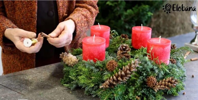 Adventskranz mit roten Kerzen