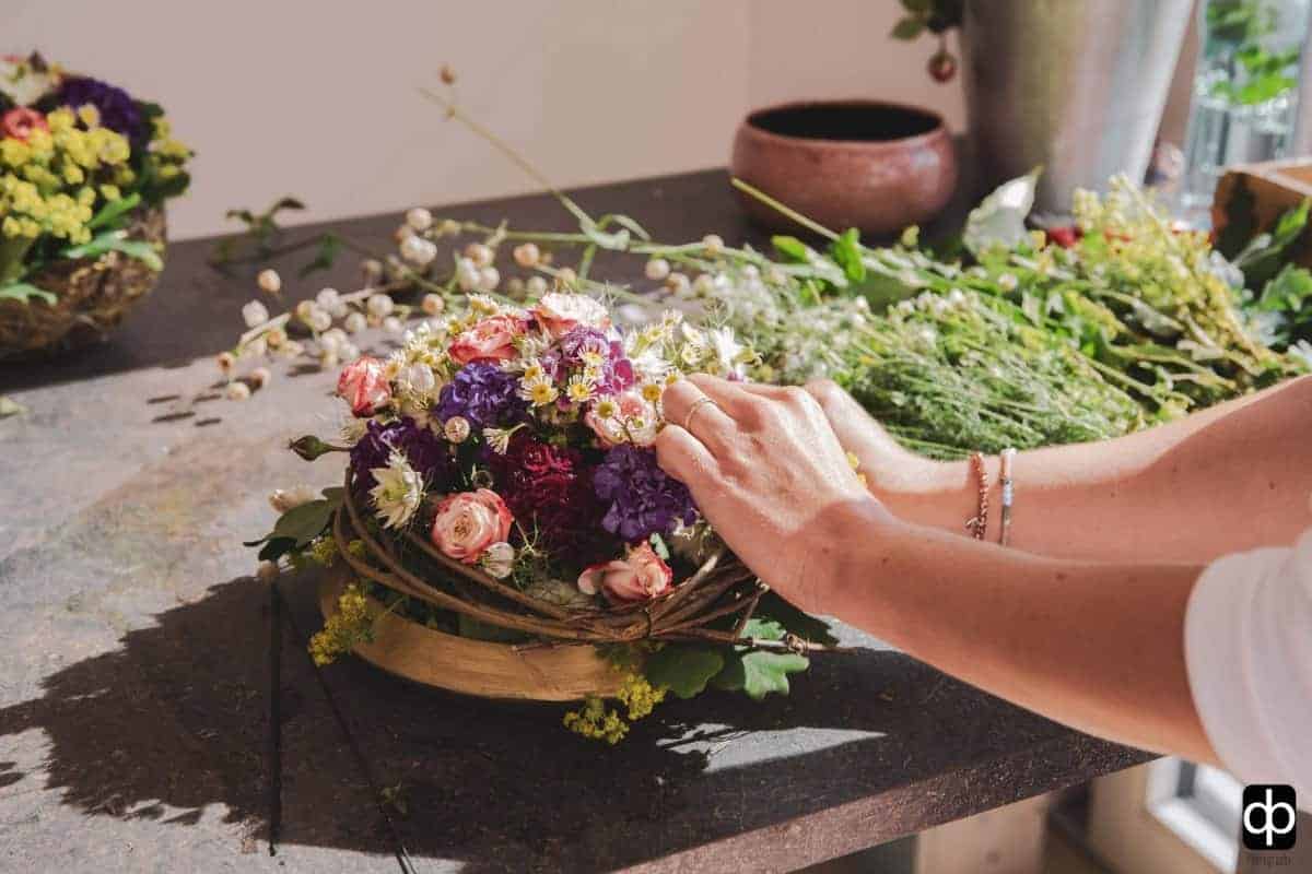 Kursteilnehmerin macht Gesteck